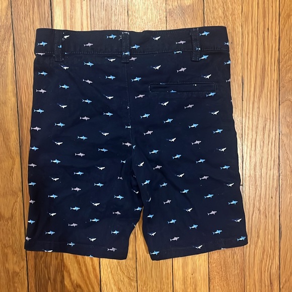 Adorable boys shark print khaki shorts in navy blue size 4 - Picture 3 of 3